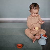 Mushie sensorische ballen powder blue 10 mnd+