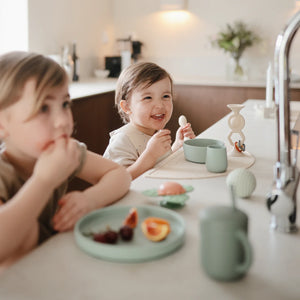 Mushie siliconen oefenbeker cambridge blue 6 mnd+