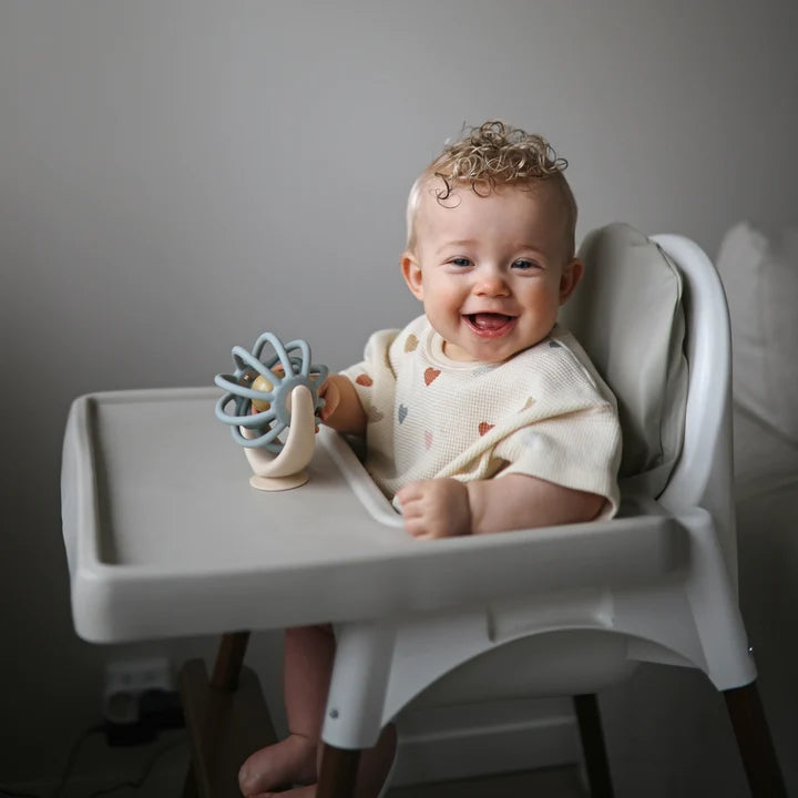 Mushie babyspeeltje spinner bal met zuignap 10 mnd+