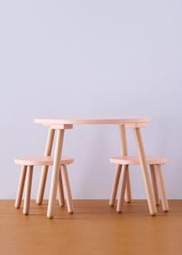 Kids Concept kindertafel + krukjes apricot
