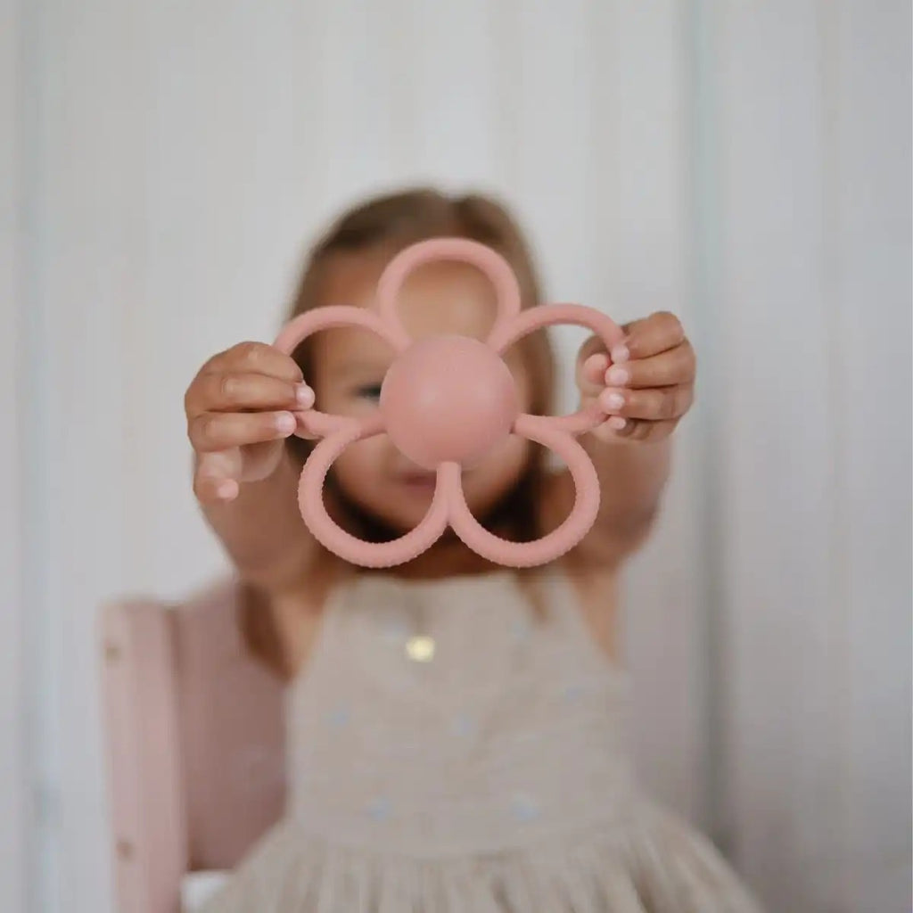 Mushie rammelaar en bijtring daisy 3 mnd+ 840355800333