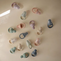 Mushie fruitspeen cambridge blue