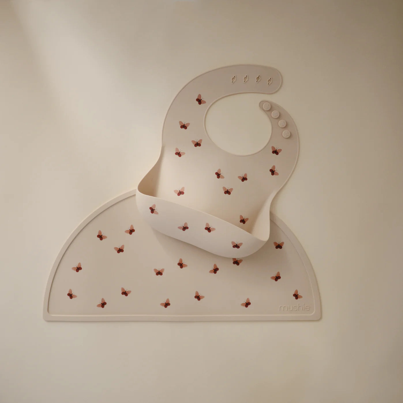 Mushie silicone bib Rainbow
