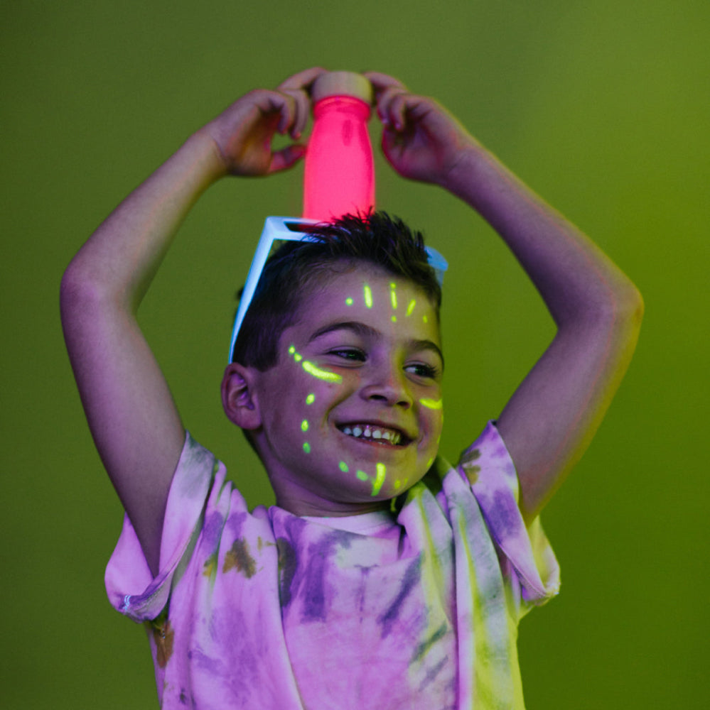 Petit Boum sensorische fles Float pink glow in the dark 3 mnd+ recyclebaar plastic + esdoorn hout