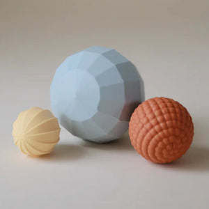 Mushie sensorische ballen powder blue 10 mnd+
