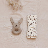 Main Sauvage hydrophilic cloth meadow