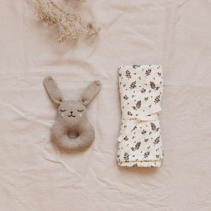 Main Sauvage hydrophilic cloth meadow