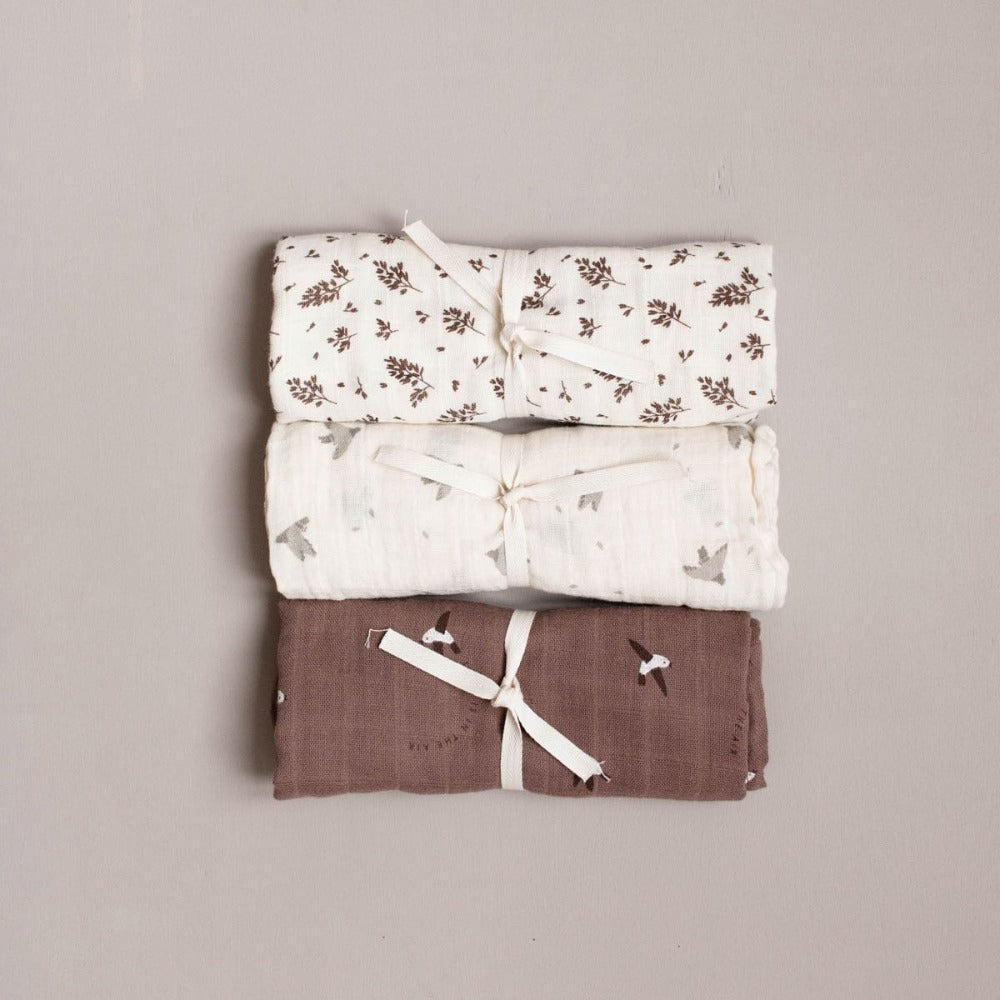 Main Sauvage hydrophilic cloth meadow