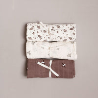 Main Sauvage hydrophilic cloth meadow