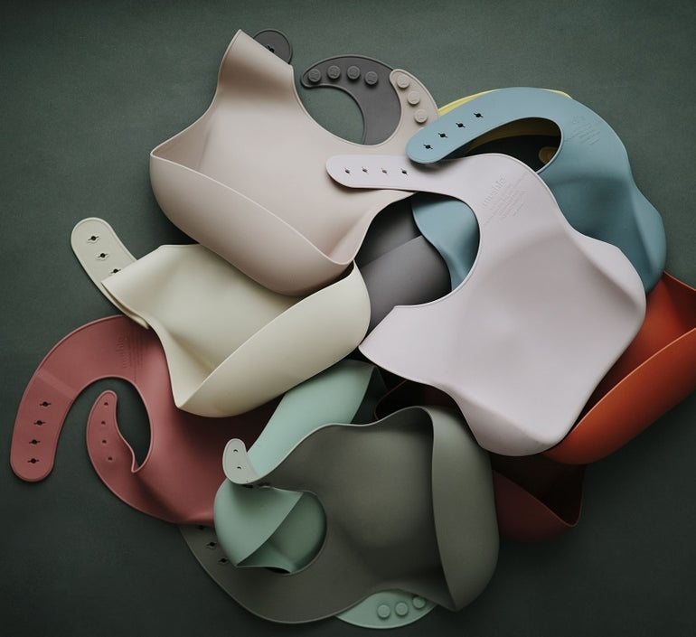 Mushie silicone bib Silver Sage