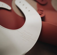 Mushie silicone bib Silver Sage