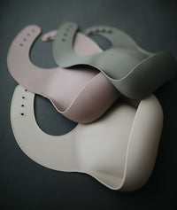 Mushie silicone bib Silver Sage
